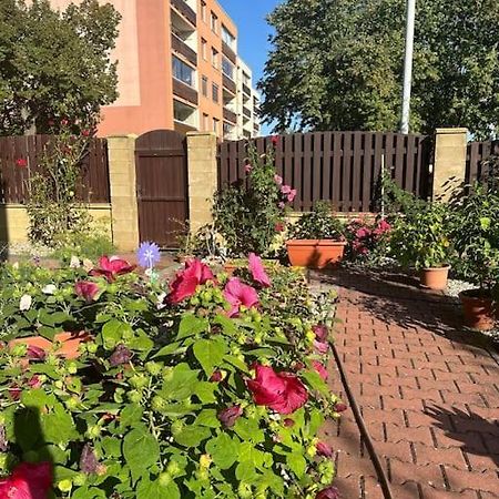 Family-Friendly Prague 5 Stay Exterior photo