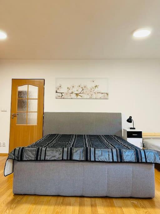 Family-Friendly Prague 5 Stay Exterior photo