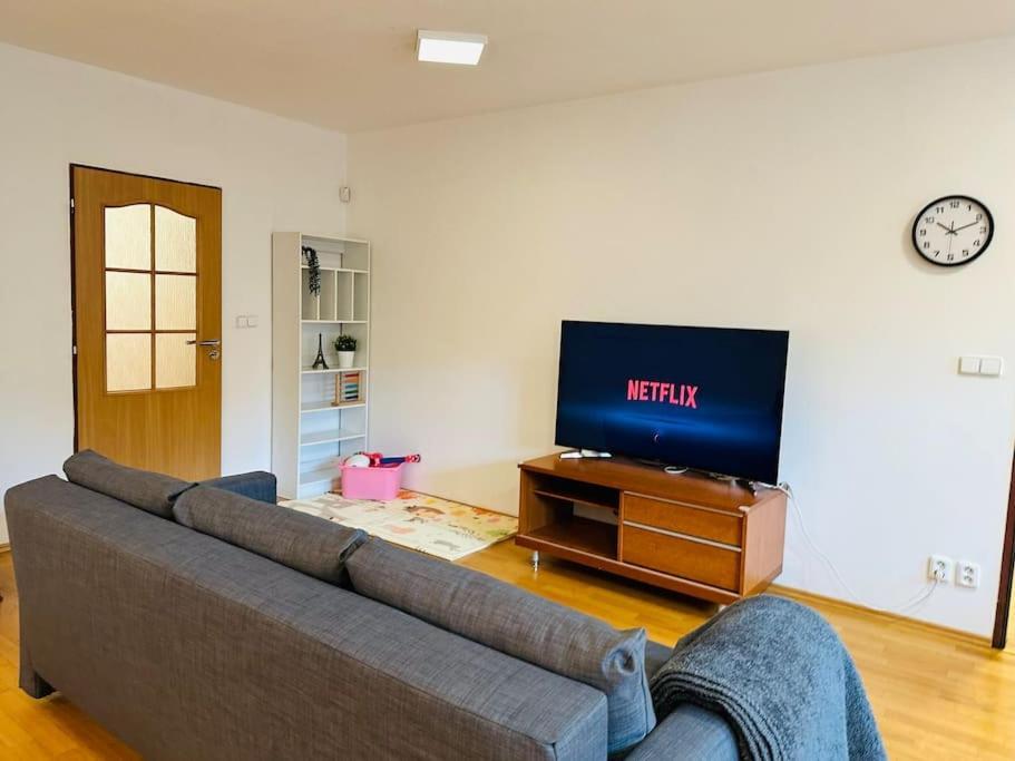 Family-Friendly Prague 5 Stay Exterior photo